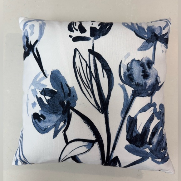 Throw Pillow Sky Blue and Navy Floral Motif - Picture 1 of 5